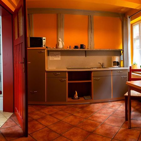Fachwerkhotel - Ferienhaeuser Vorhof Zur Hoelle クヴェードリンブルク エクステリア 写真