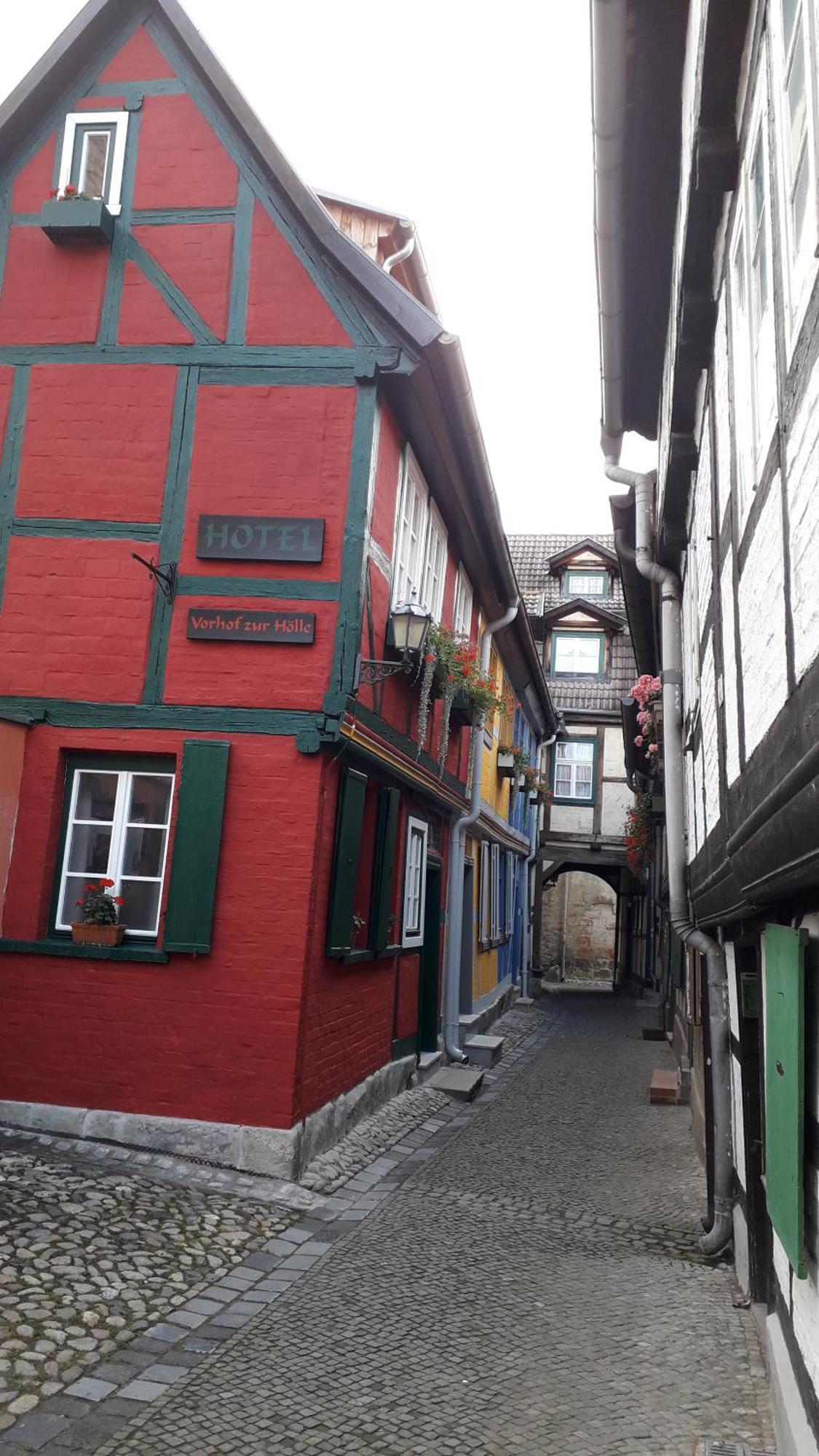 Fachwerkhotel - Ferienhaeuser Vorhof Zur Hoelle クヴェードリンブルク エクステリア 写真