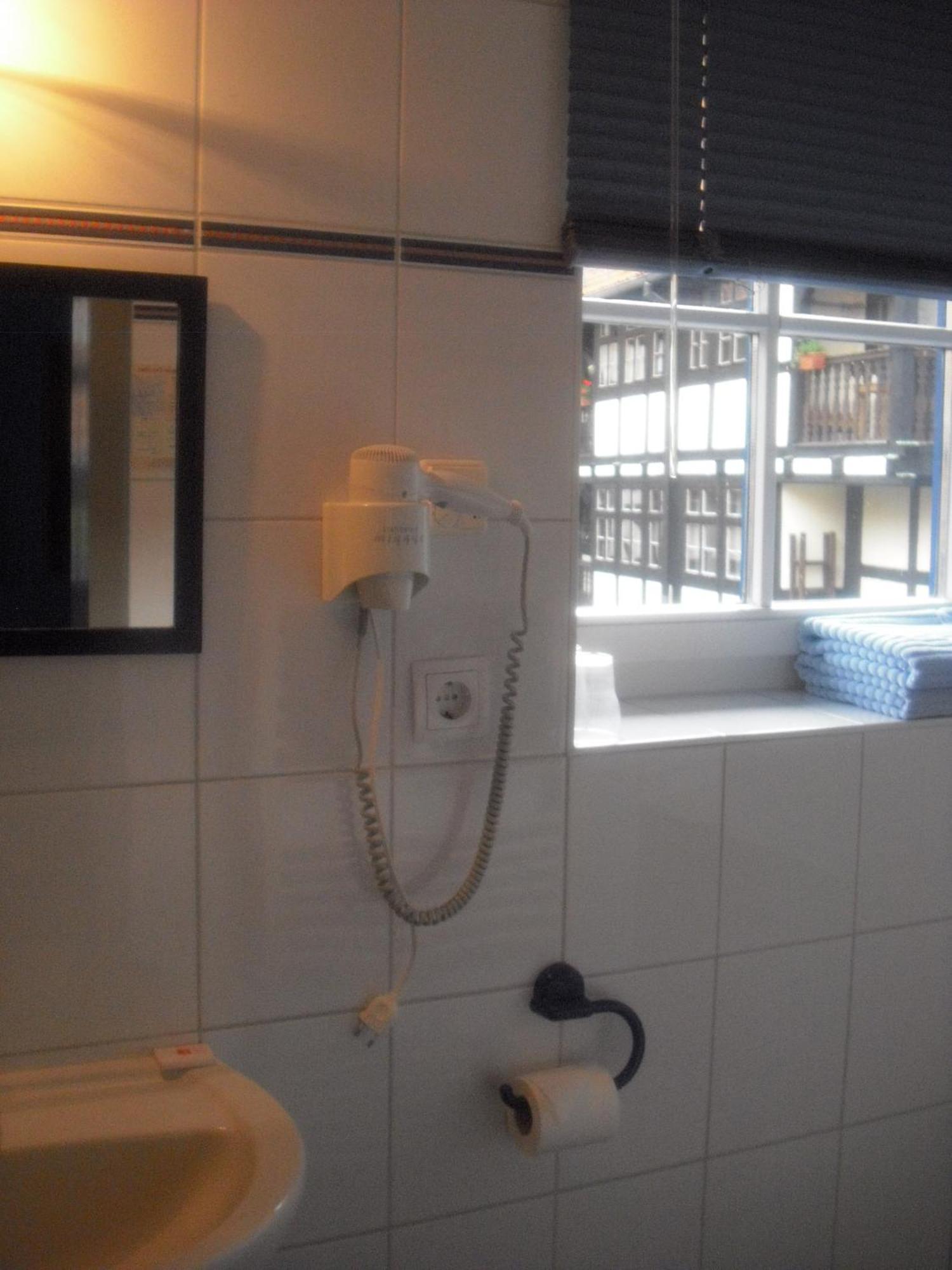 Fachwerkhotel - Ferienhaeuser Vorhof Zur Hoelle クヴェードリンブルク 部屋 写真